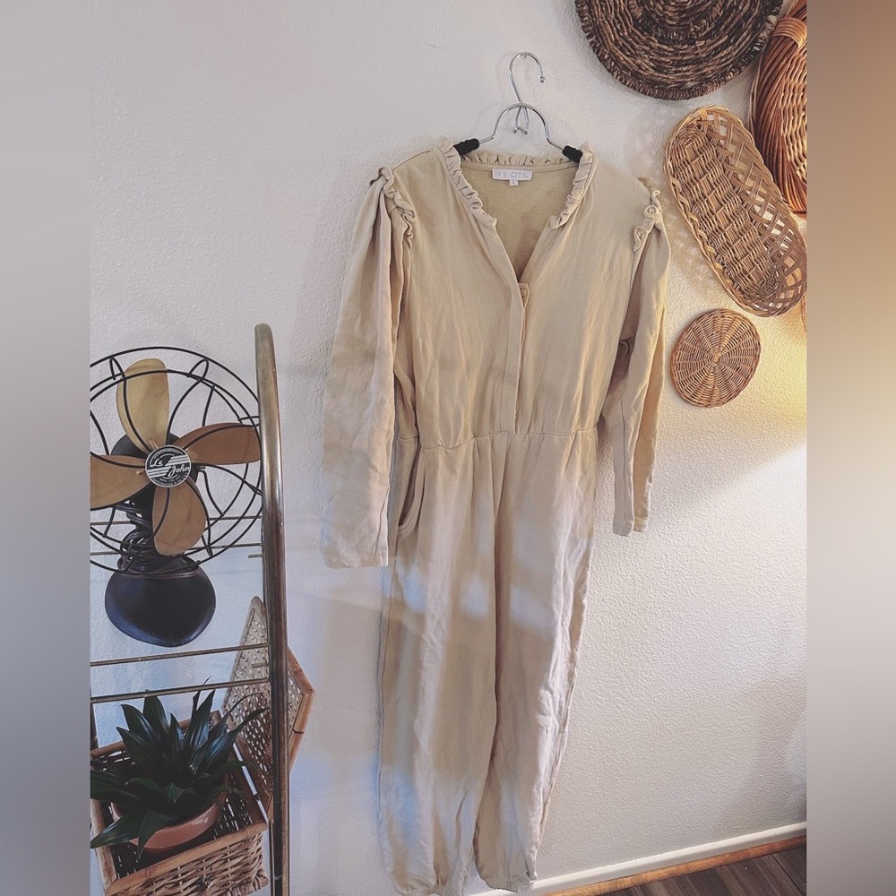 Ivy City Co Jumpsuit Women’s size Large in absolute perfect condition.